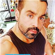 Profesor de Educacion Fisica dicta clases de entrenamiento deportivo